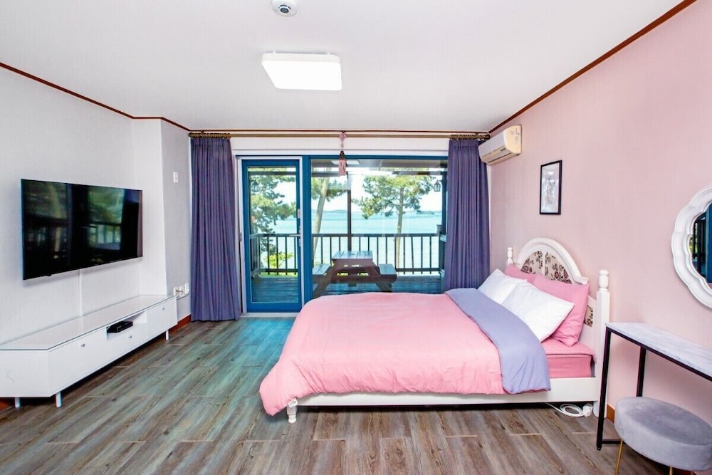Dongbaek, Basic, Queen Bed