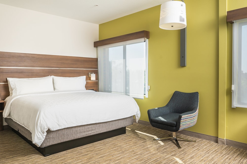 Holiday Inn Express And Suites Lake Forest 18/55