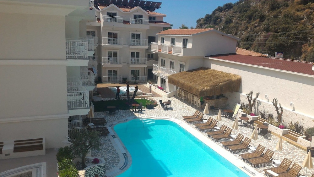 Montebello Deluxe Hotel 8/49