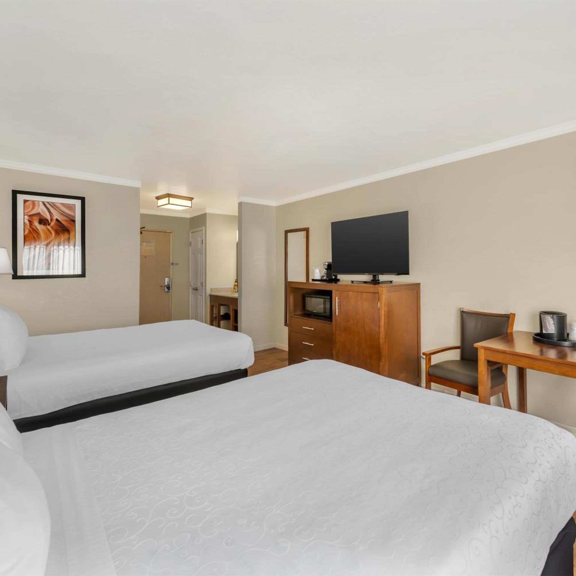 غرفة داخلية بسريرين كوين، Best Western Plus Northwoods Inn 2/10
