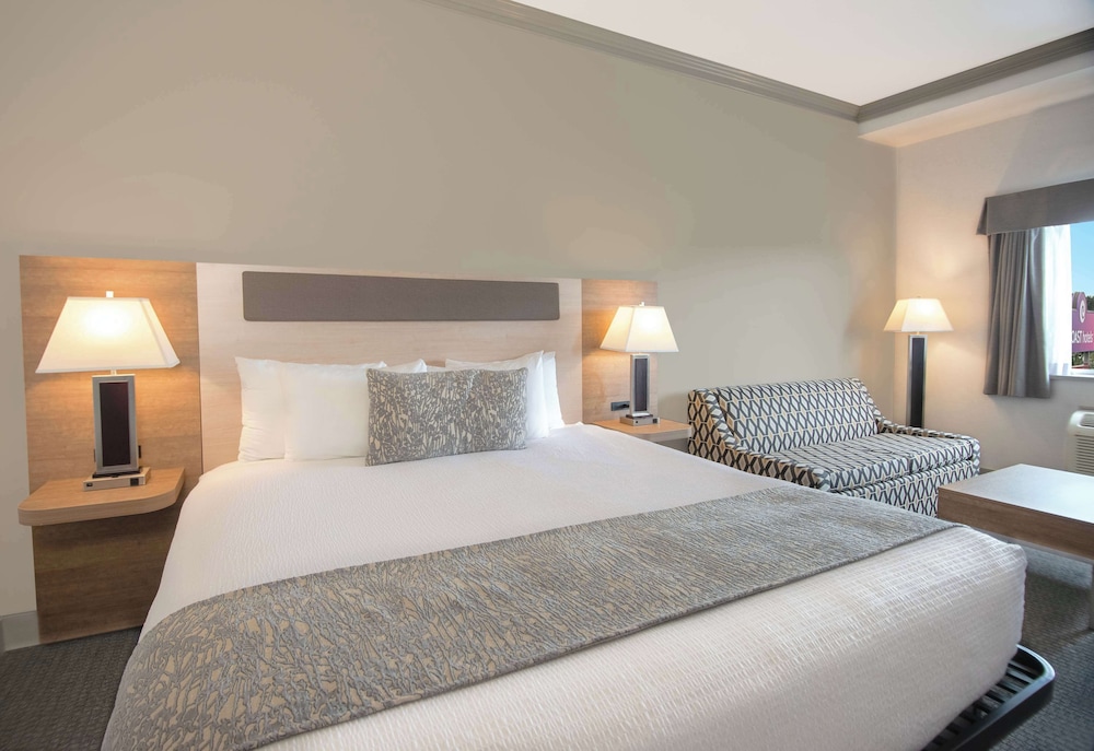 Coast Abbotsford Hotel And Suites 15/50