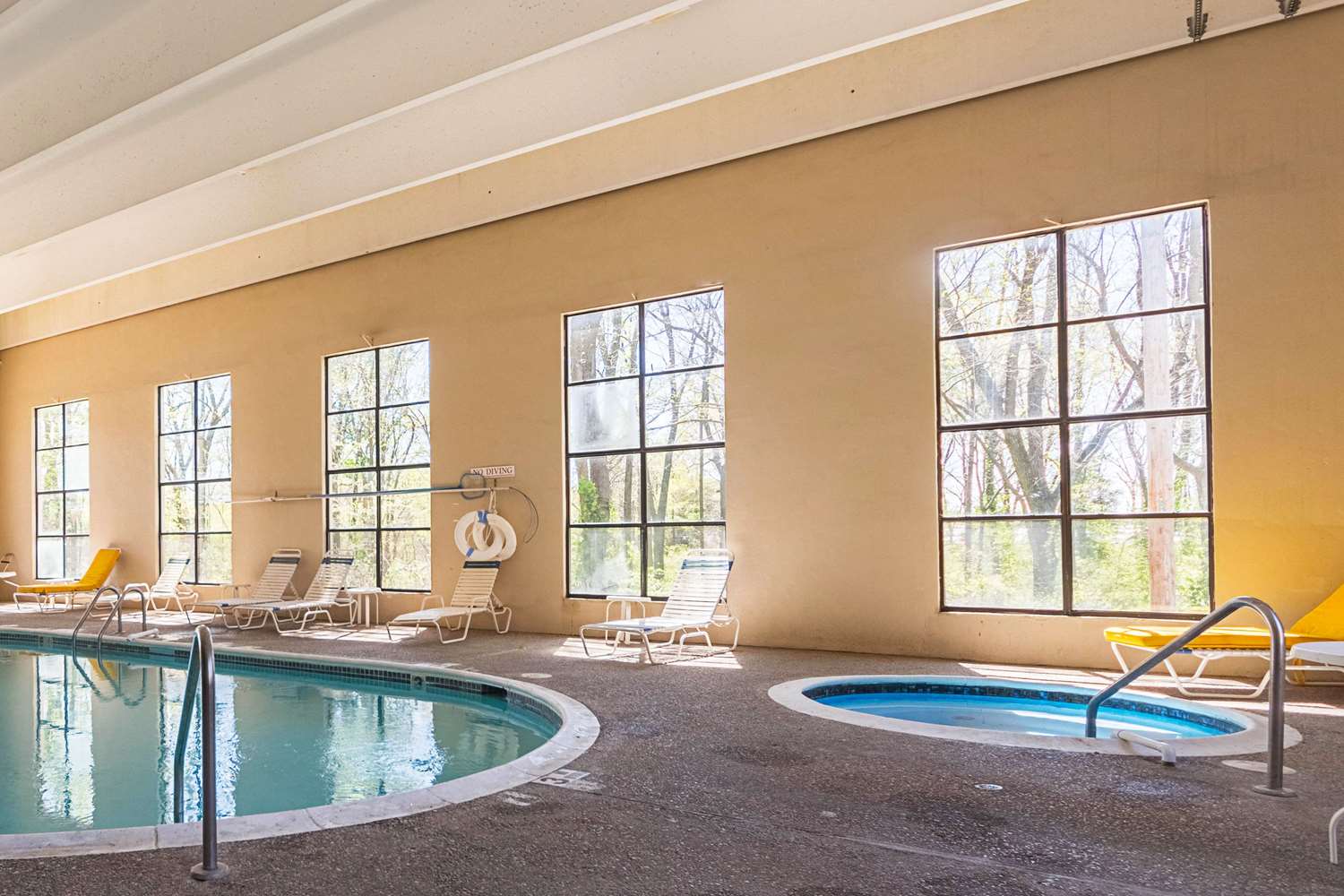 Eco Lodge Inn & Suites Bentonville near I 49 6/17