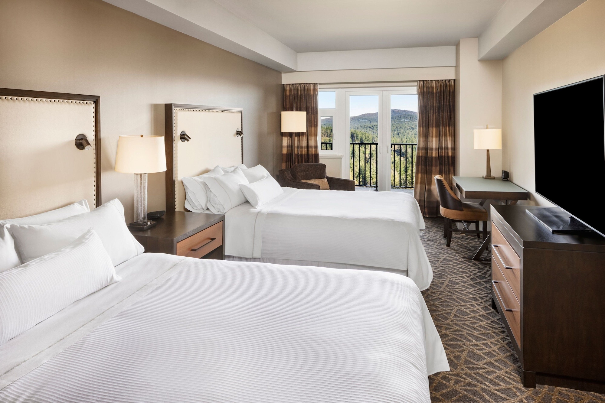 Deluxe, 2 Queen Beds, Golf Course View, Balcony
