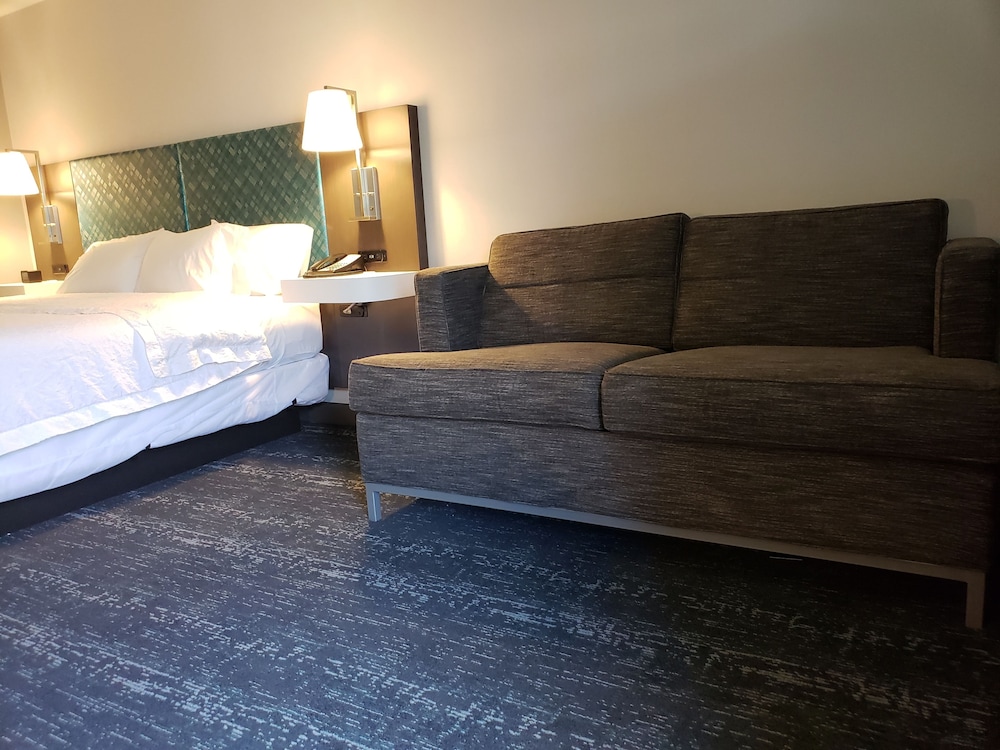 Hampton Inn Suites Newtown 37/57