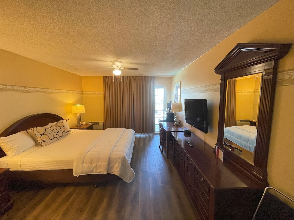 DELUXE, KING BED
