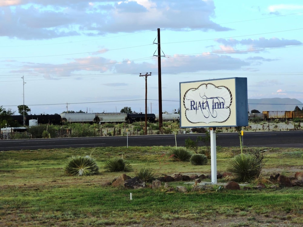 Riata Inn 23/33