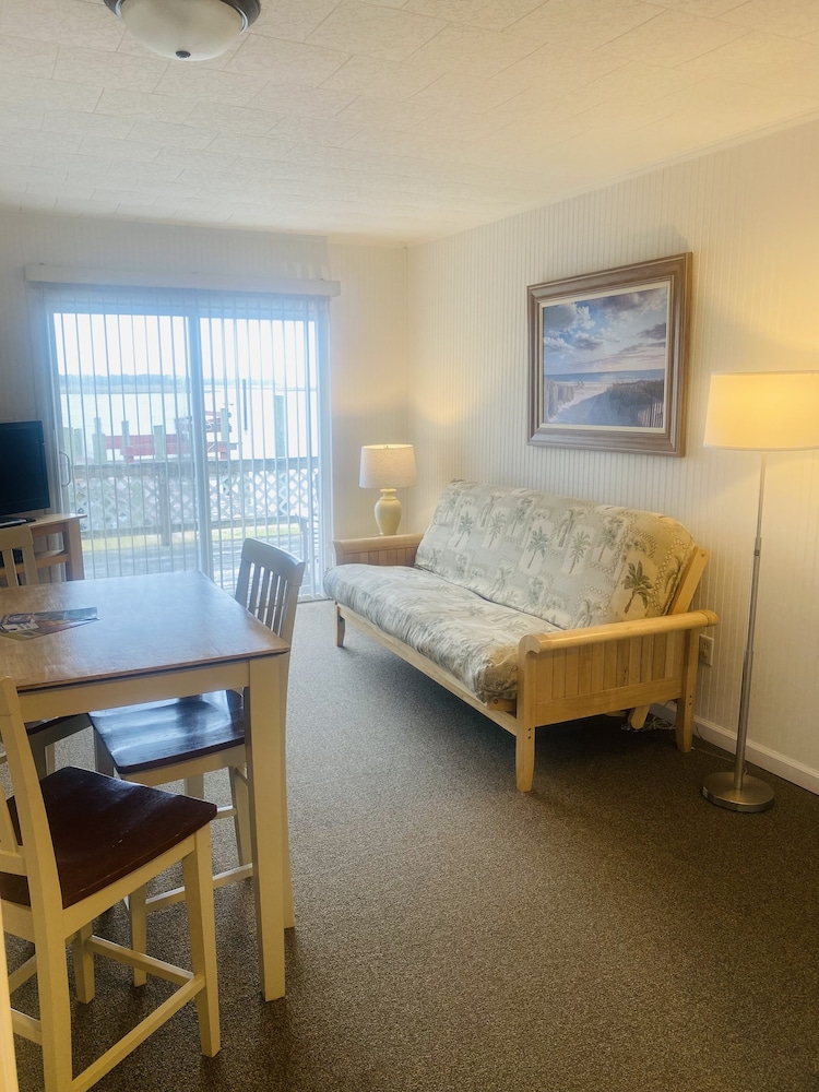 Snug Harbor Marina and Hotel 4/32