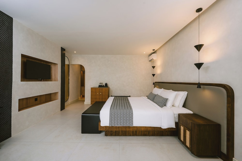 PLUS, DELUXE, KING BED