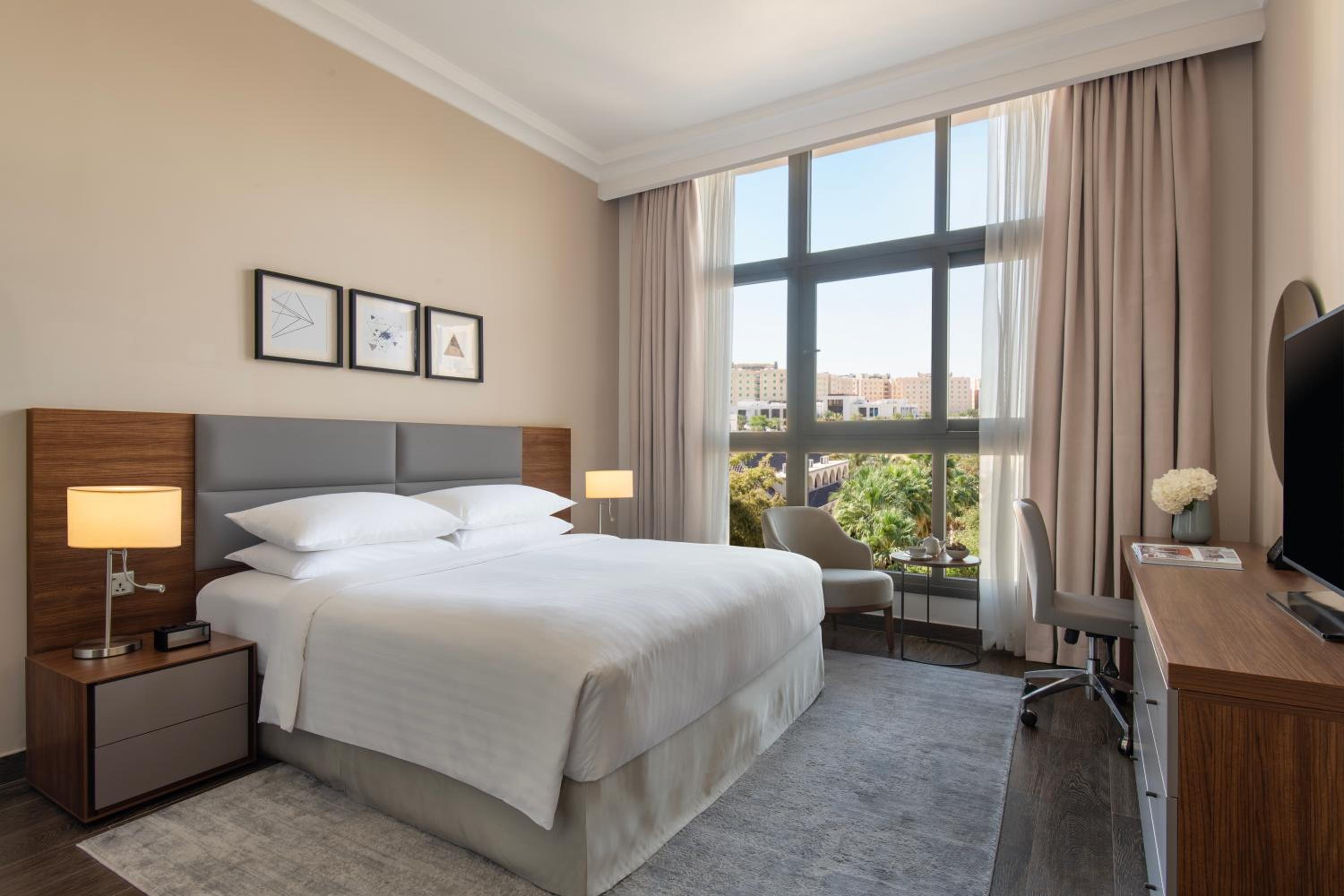 2 Bedrooms, Premier, Apartment, King and Twin Beds, Street View, Balcony