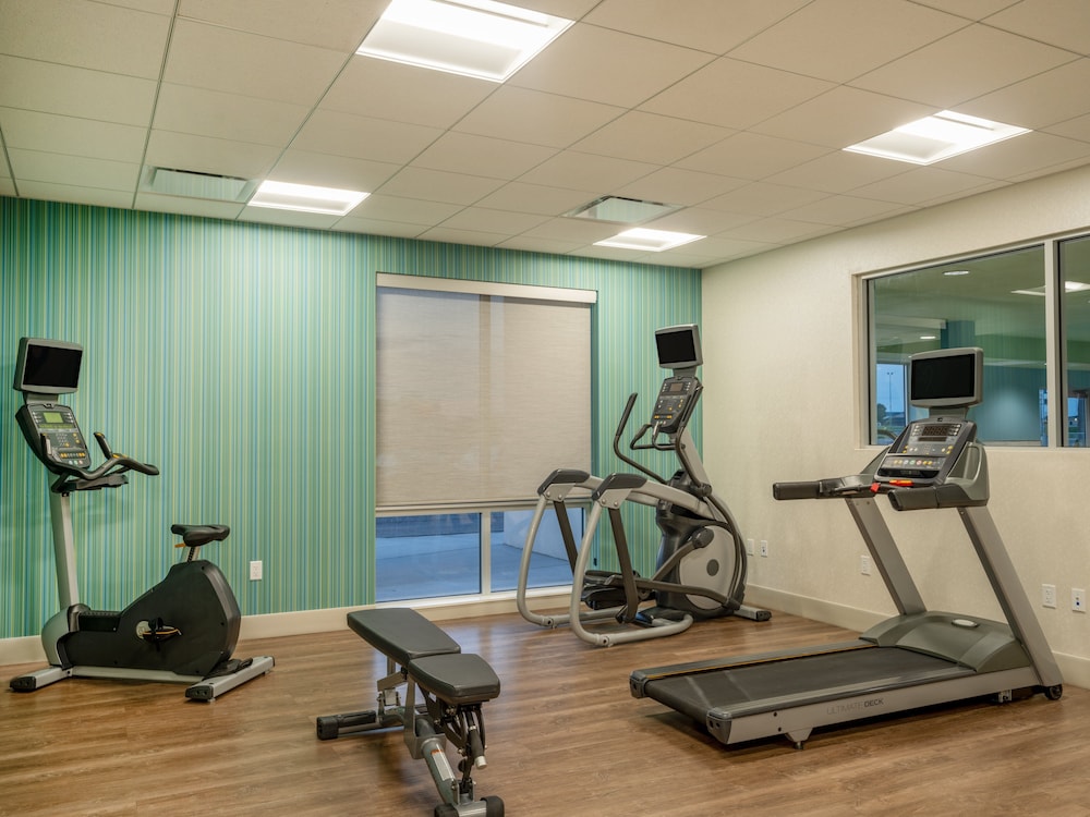 Holiday Inn Express and Suites Watertown 45/74