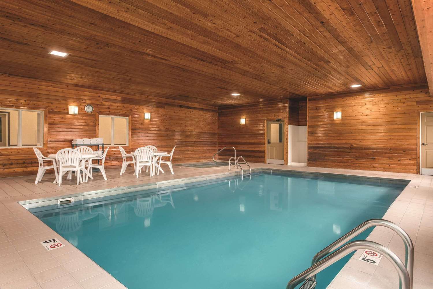 Country Inn & Suites By Radisson, Dakota Dunes, SD 7/11