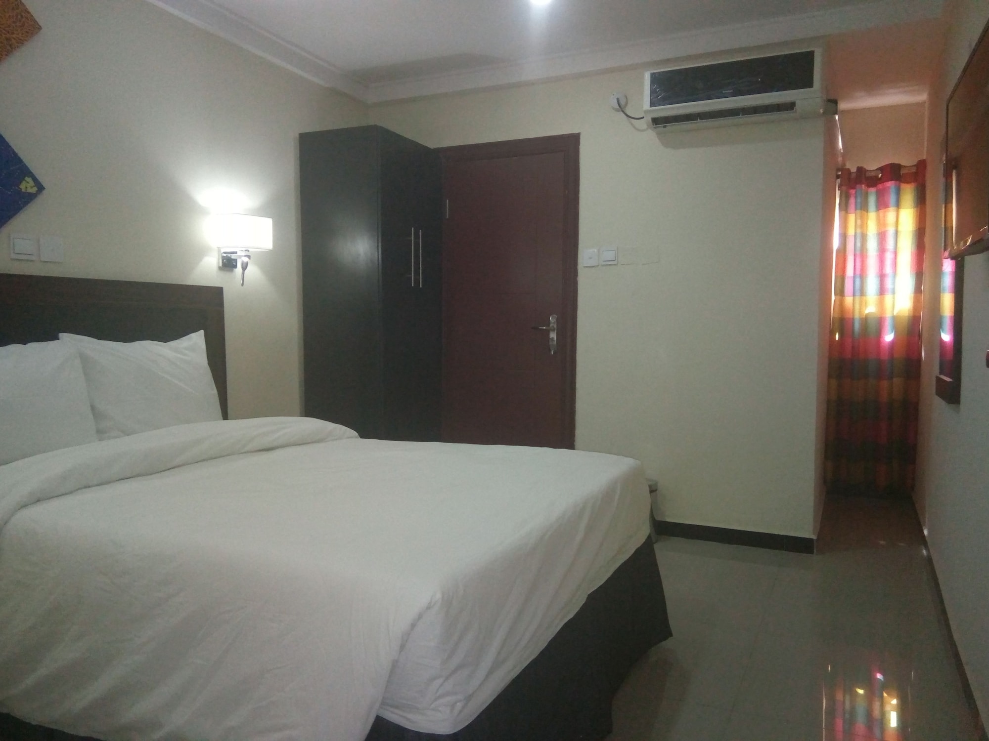 SUPERIOR, QUEEN BED