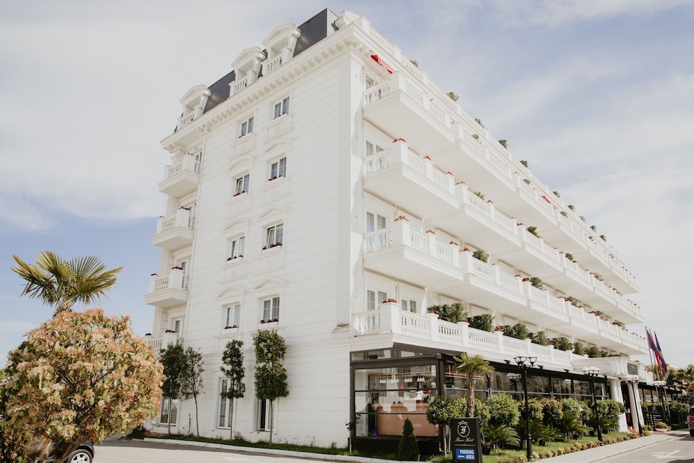 Flower Hotels & Resorts in Golem
