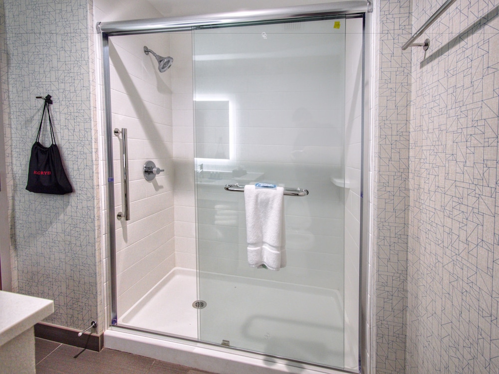 HOLIDAY INN EXPRESS & SUITES MOORE 41/75