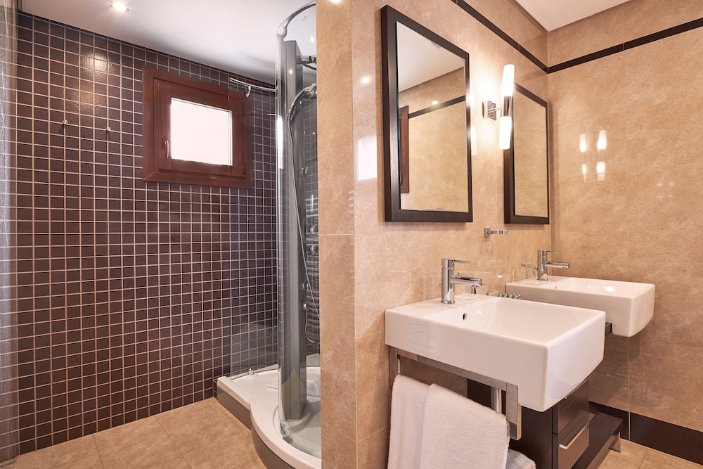 شقة بسريرين مزدوجين بإطلالة على المسبح بغرفتي نوم مع أريكة، Cascade Wellness Resort 5/8