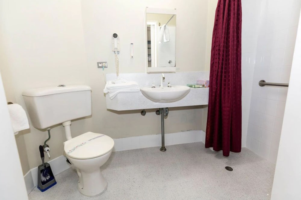 Mariners Court Hotel 53/55