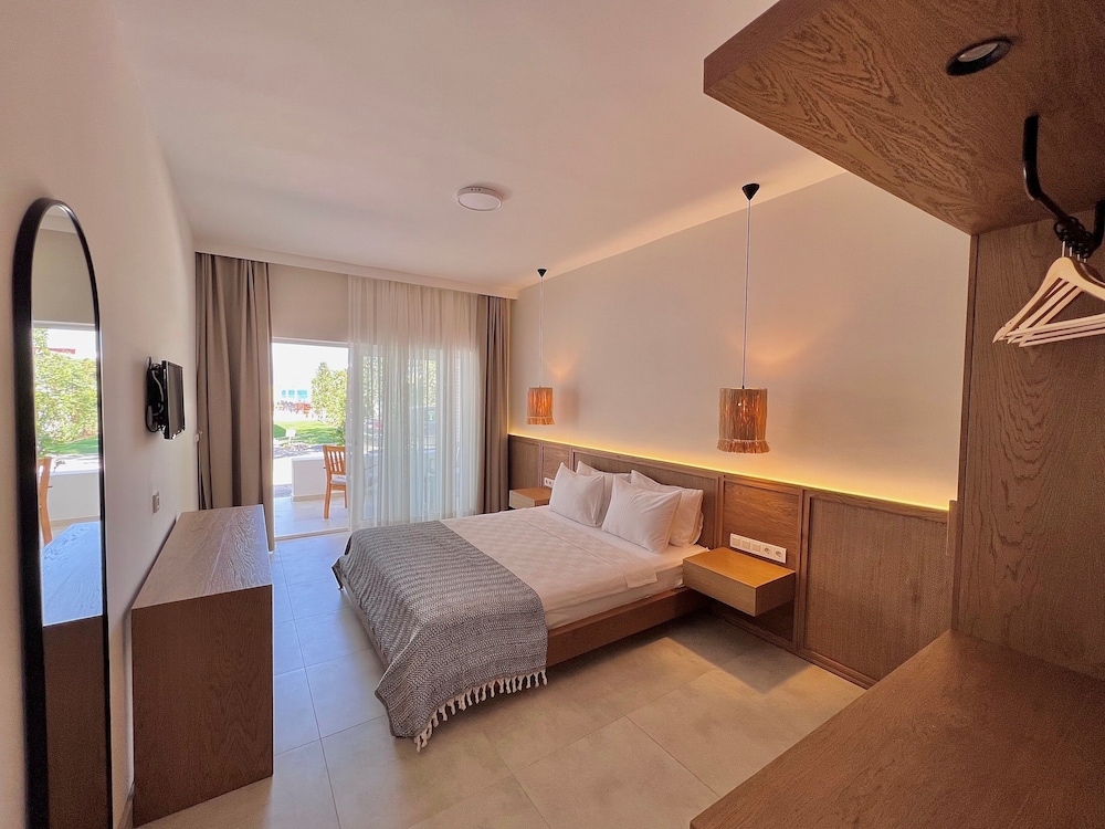 SUPERIOR, DOUBLE BED, PARTIAL SEA VIEW, GARDEN AREA