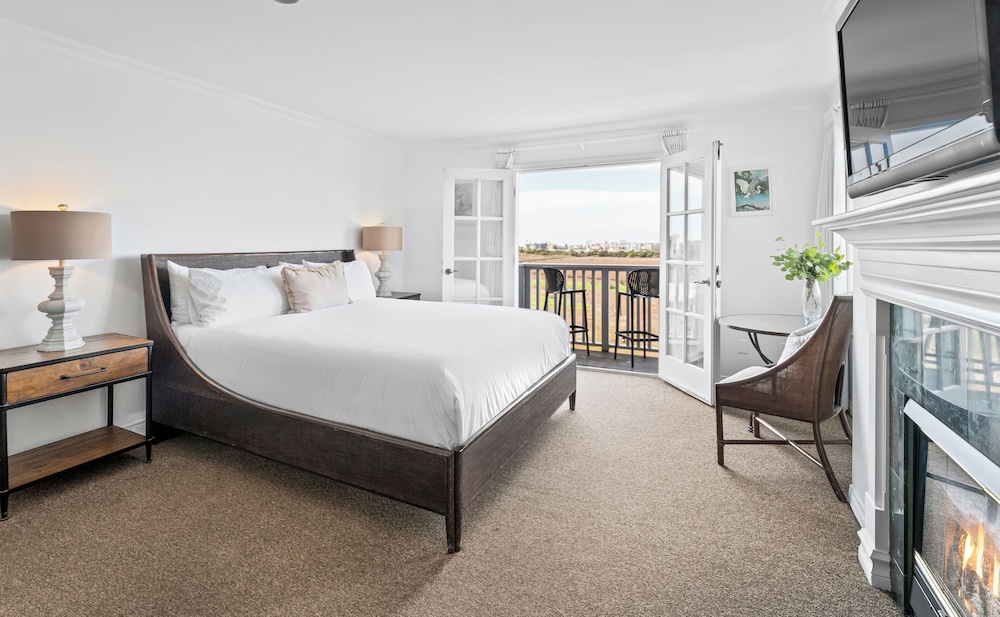 Marina, King Bed, Balcony, Corner