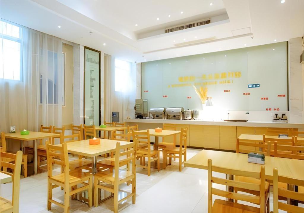 City Comfort Inn (Wanda Store, Xianning South Railway Station) 46/55