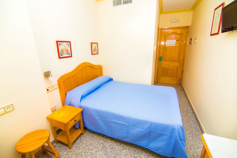 ROOM, SINGLE