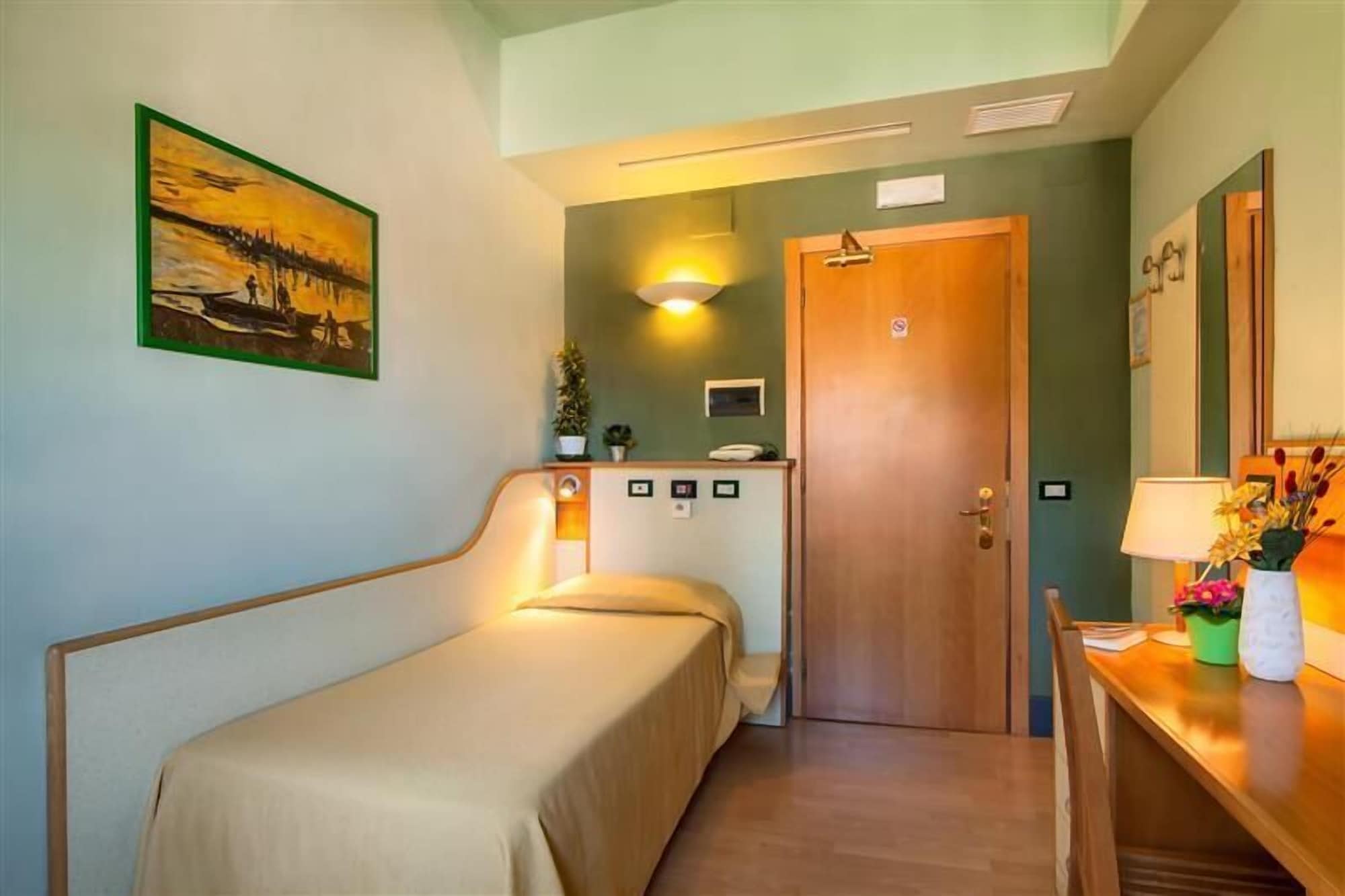 ROOM, SINGLE