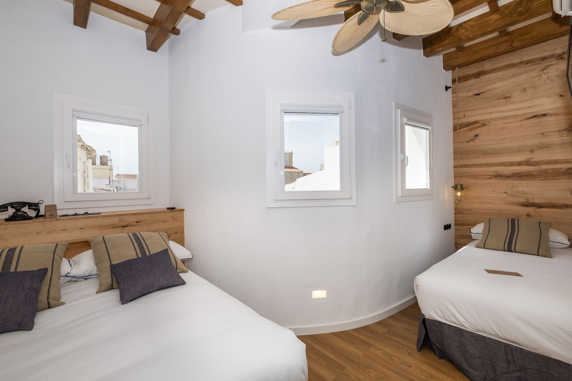 DELUXE, DOUBLE BED