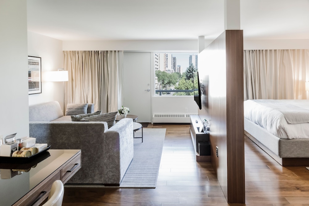 The James Hotel 34/48