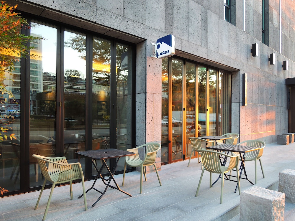Vine Hotel 4/50
