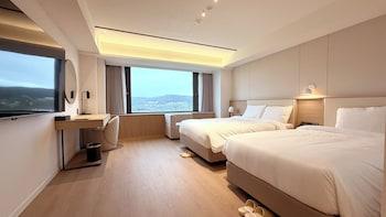 Deluxe, Twin Beds, Street View