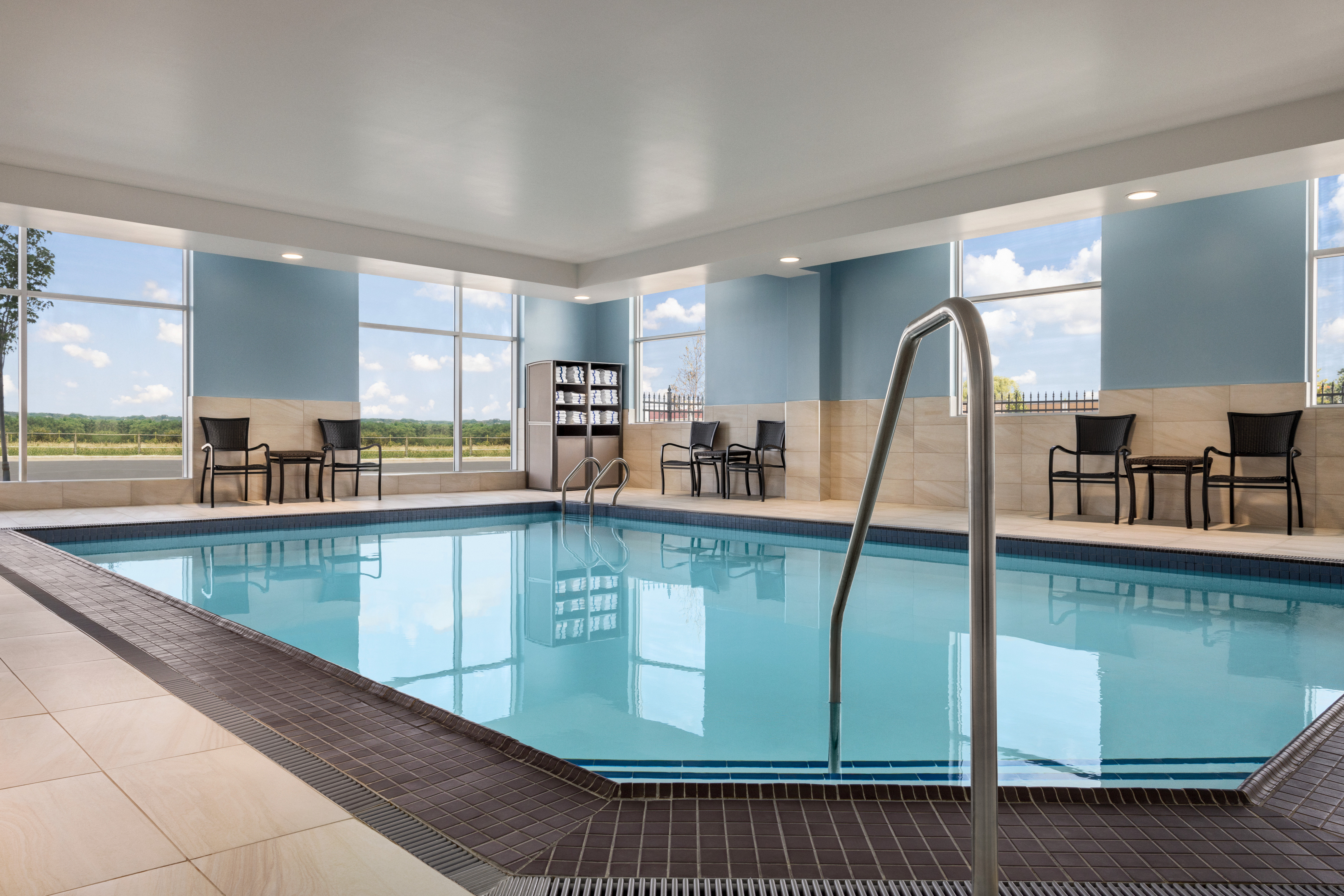 Holiday Inn Express STRATHROY 38/64