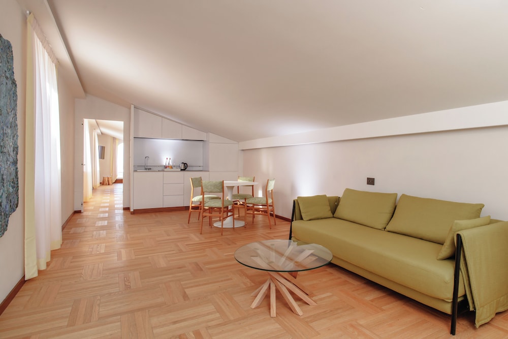 Relais Regina Giovanna 58/77