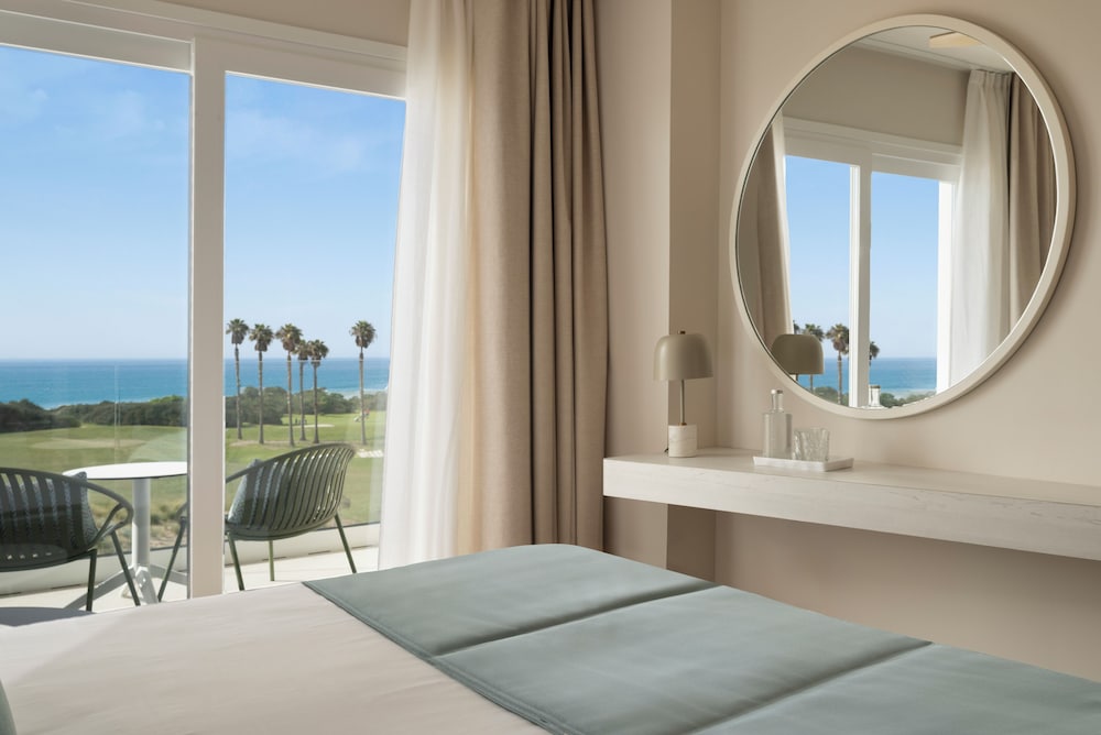 غرفة ثلاثية بسريرين منفصلين بإطلالة على البحر مع أريكة، Amare Beach Hotel Sancti Petri 6/10