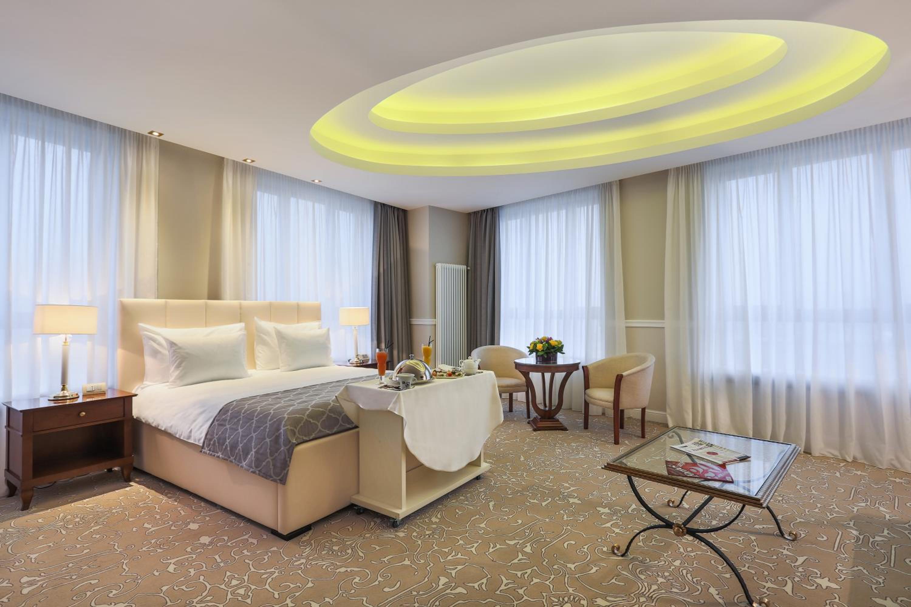 Junior Suite, Queen Bed