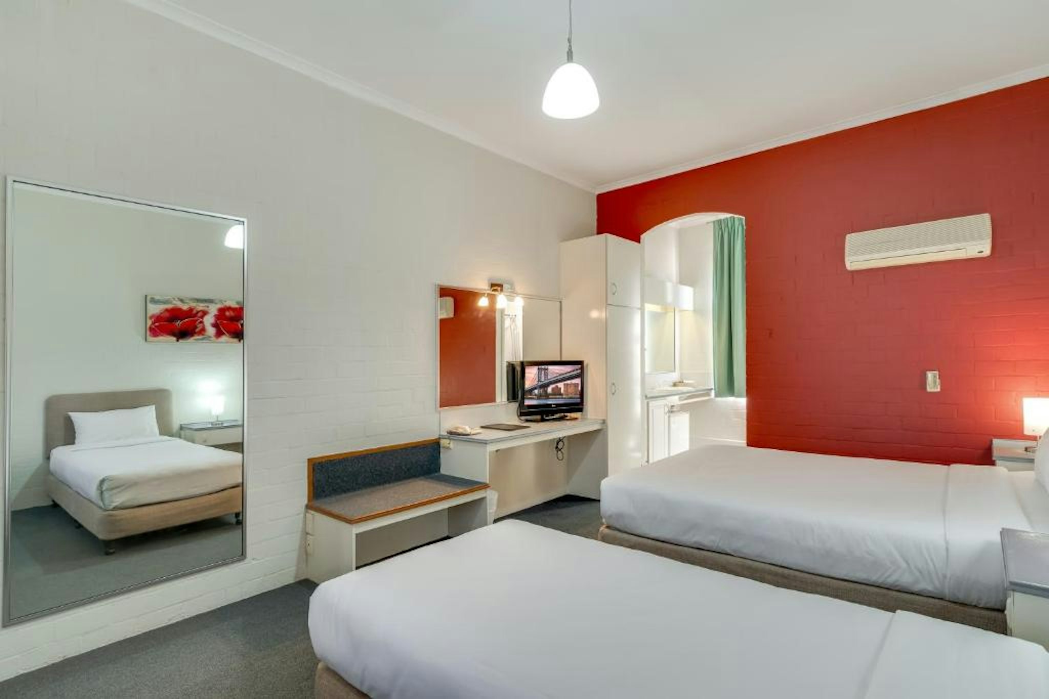 Prince of Wales Motor Inn 41/64