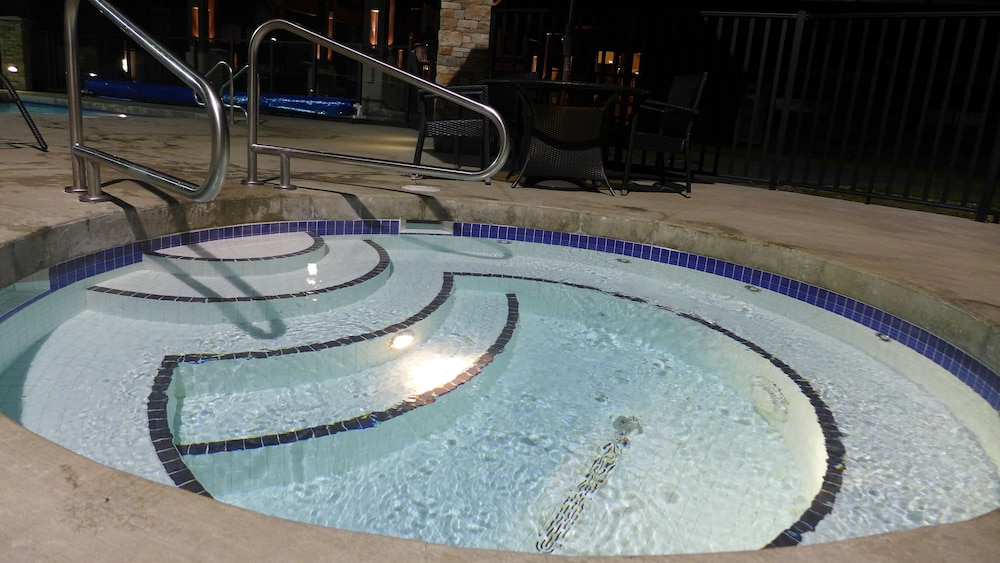 Sunrise Ridge Waterfront Resort 47/82