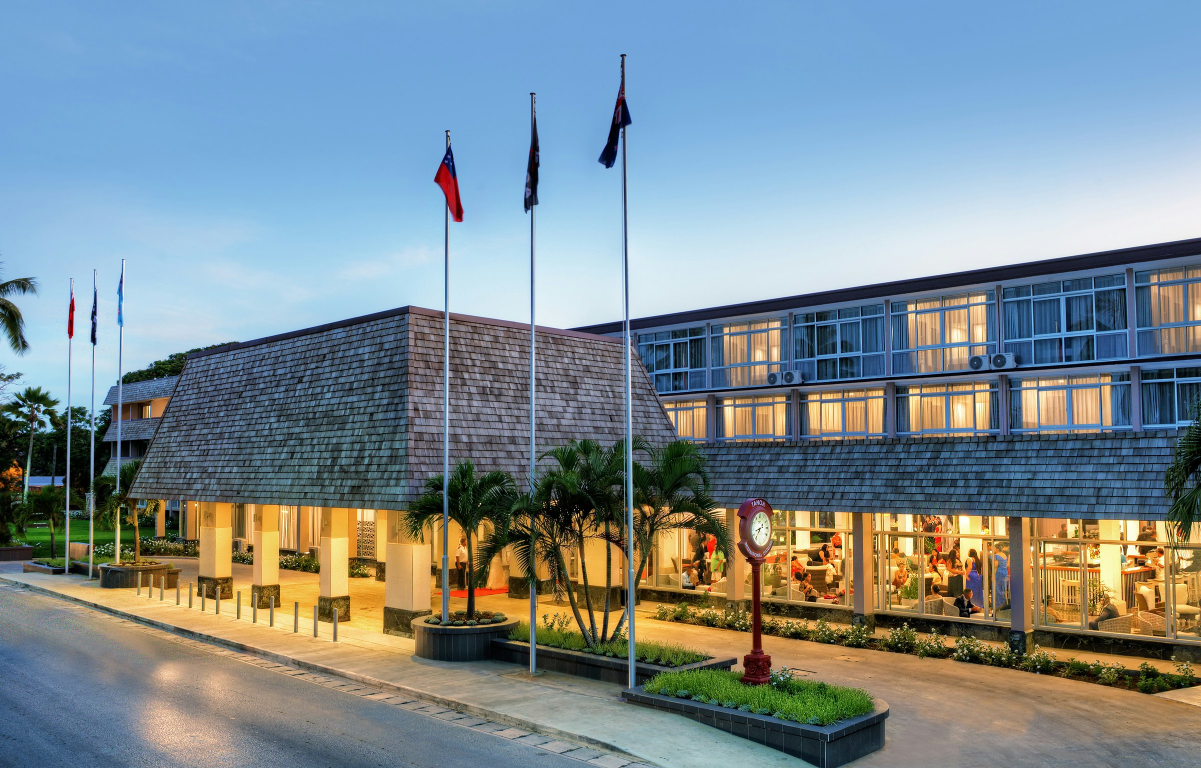 Tanoa International Dateline Hotel 4/7