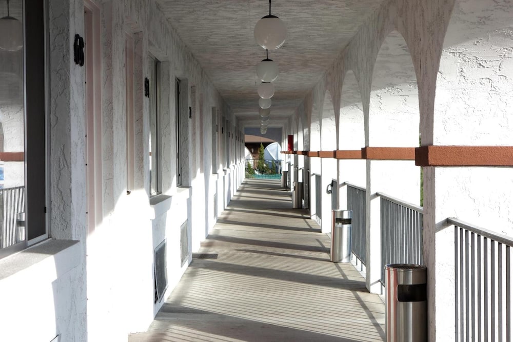 Cabana Inn 48/53