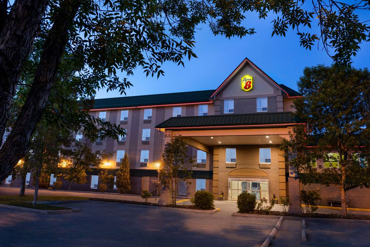 Super 8 by Wyndham Calgary Shawnessy Area 1/24