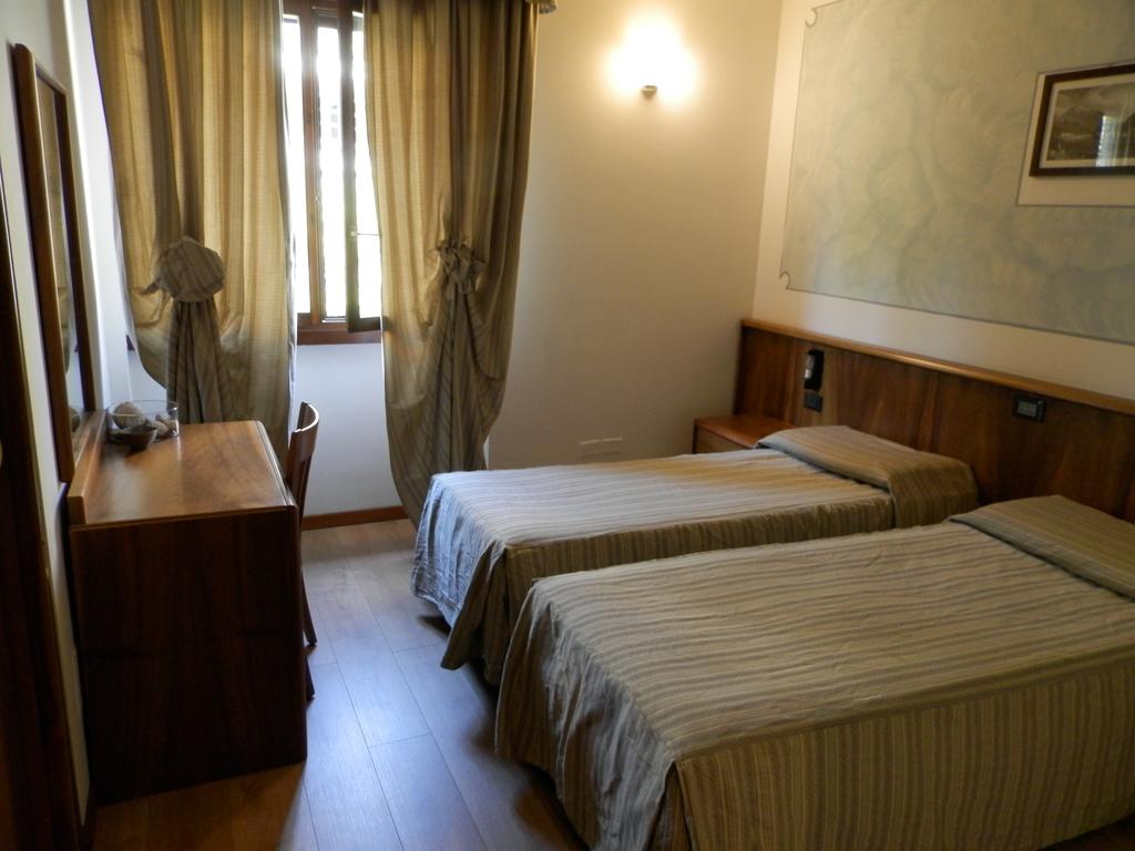 Hotel Continental Lovere 11/32