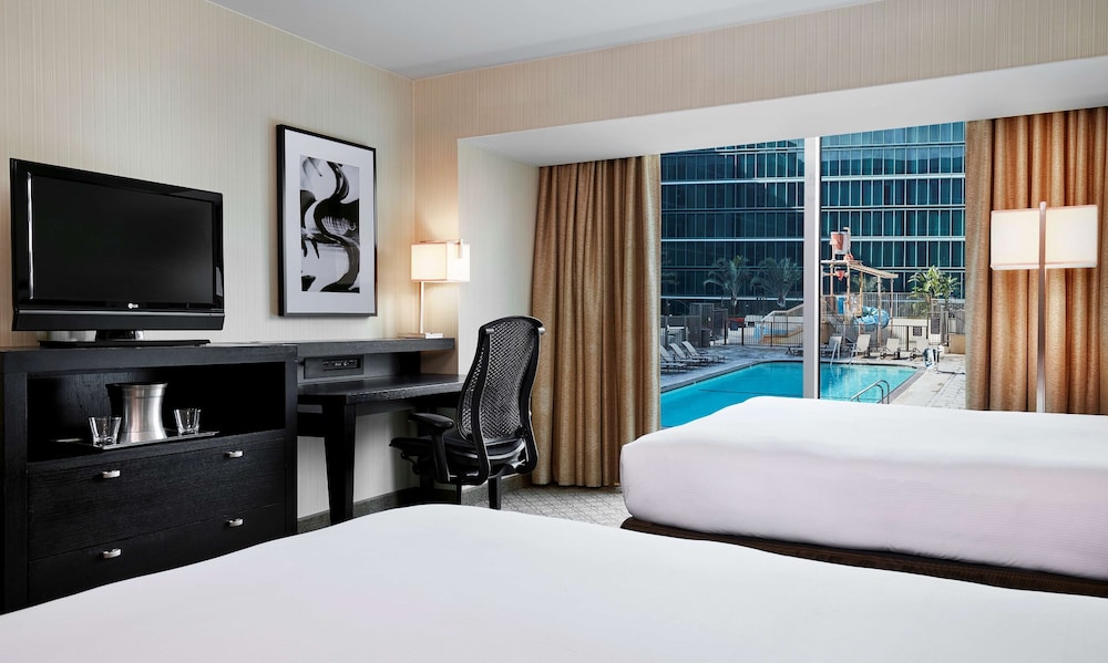Hilton Anaheim 26/85