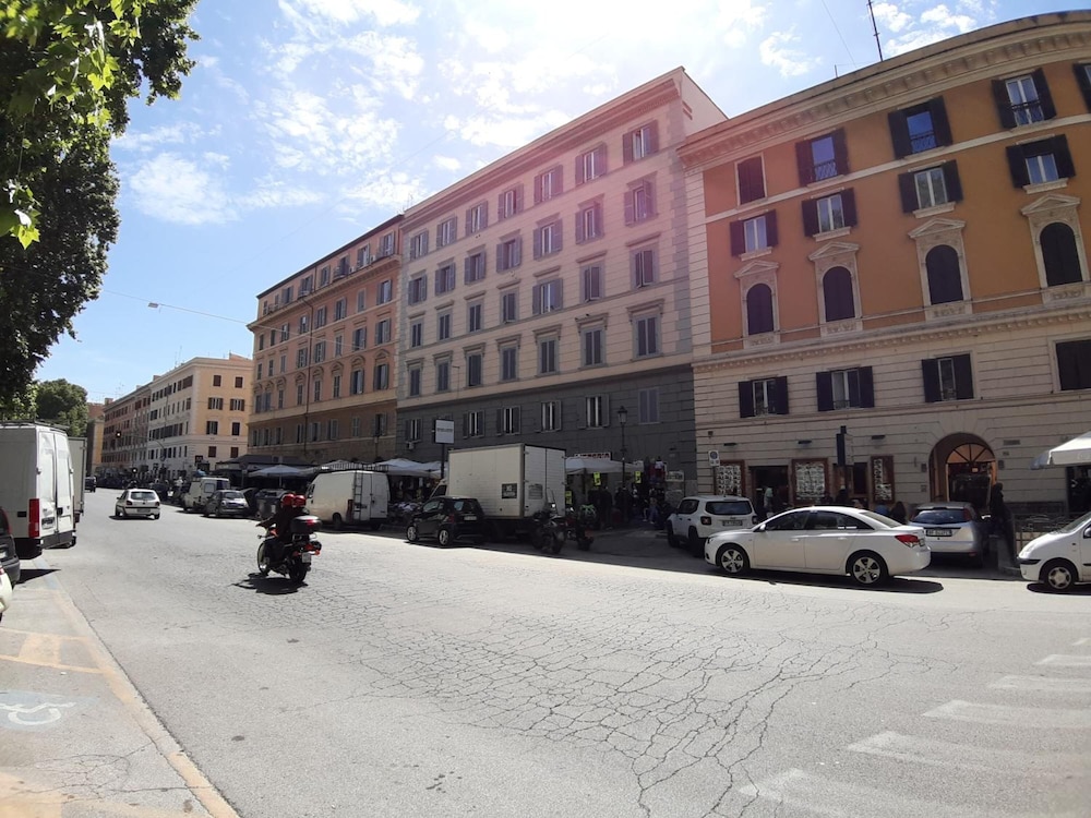 Gialli Vatican Guesthouse 40/50
