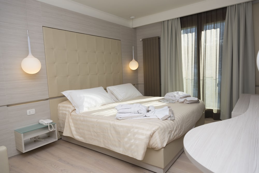 White Angel Hotel 8/48