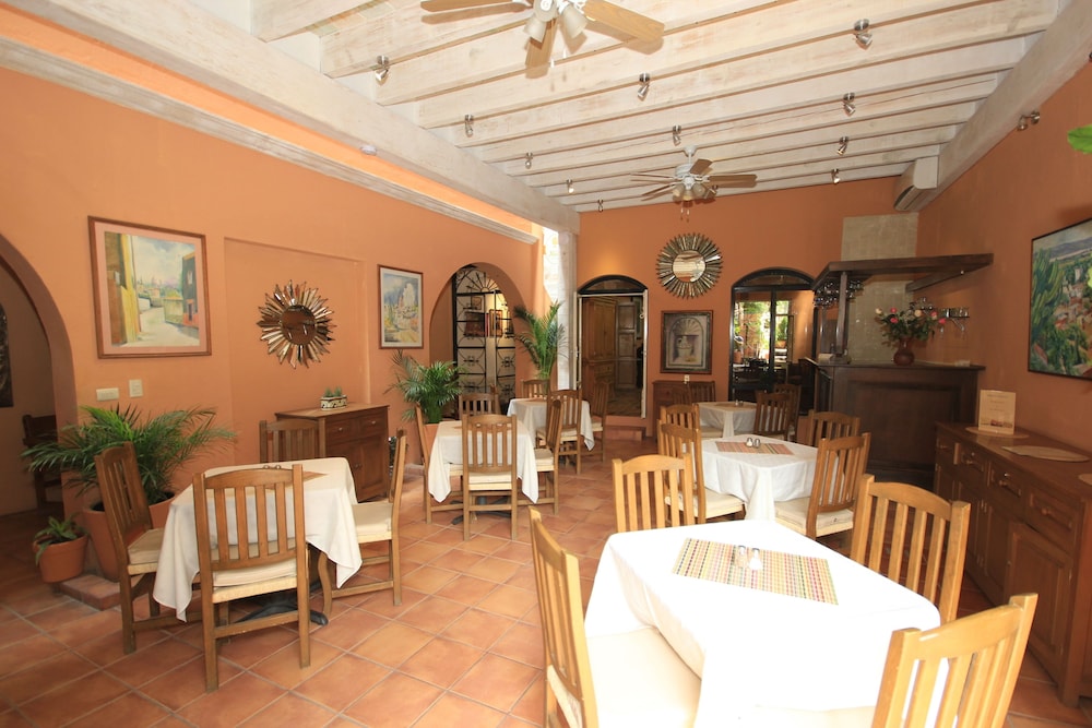 Villa Mirasol Hotel 66/74
