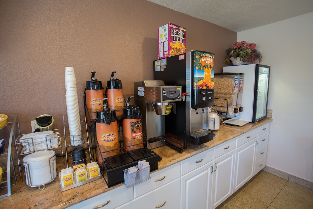 Days Inn by Wyndham Oceanside 35/40