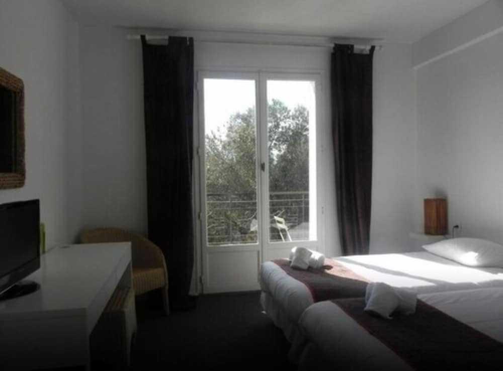 Aiglon Bylitis Hotel 45/66