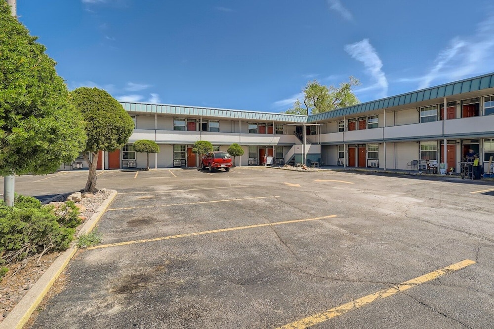 Travelers Uptown Motel 9/54
