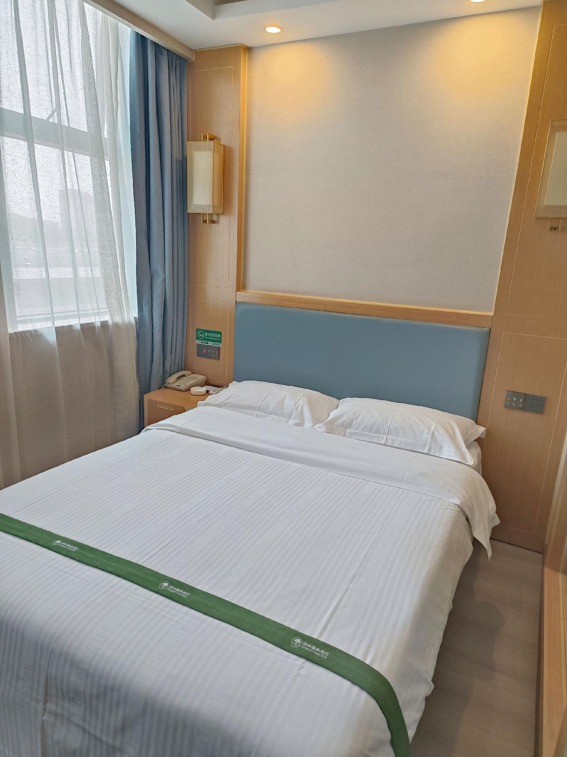 ROOM, DOUBLE BED