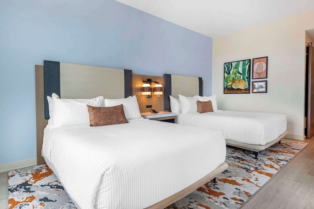 غرفة قياسية بسريرين كوين، Cambria Hotel Austin Downtown 3/6