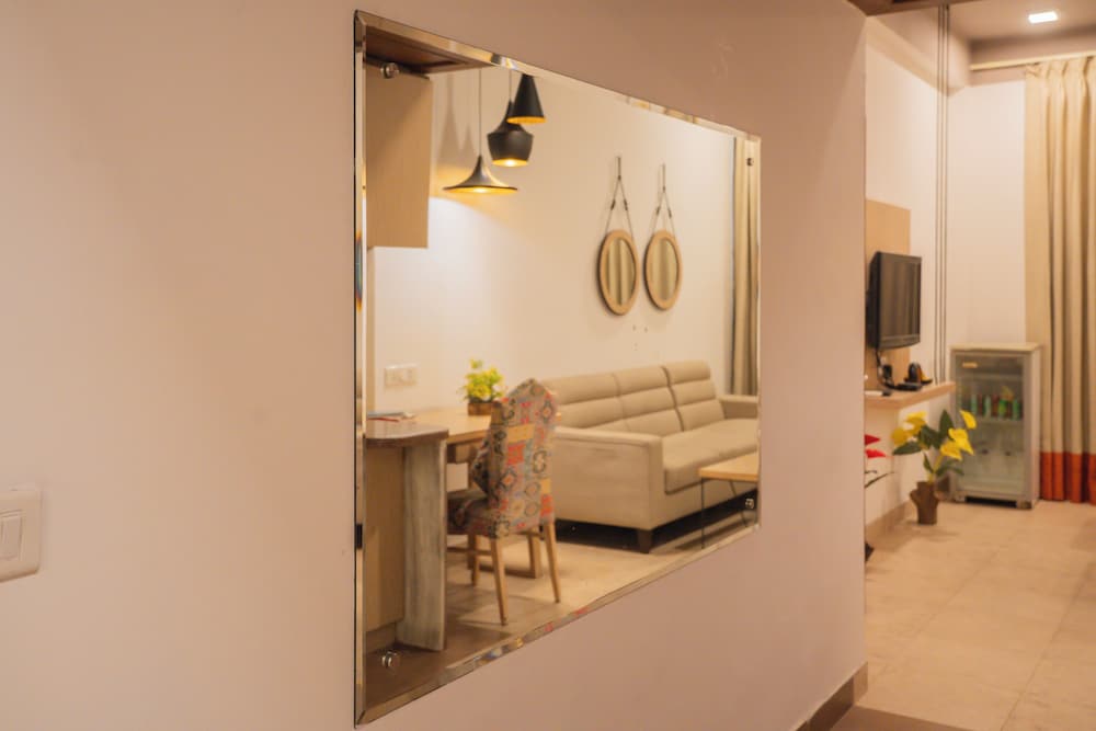 Ahuja Residency Parklane 33/50