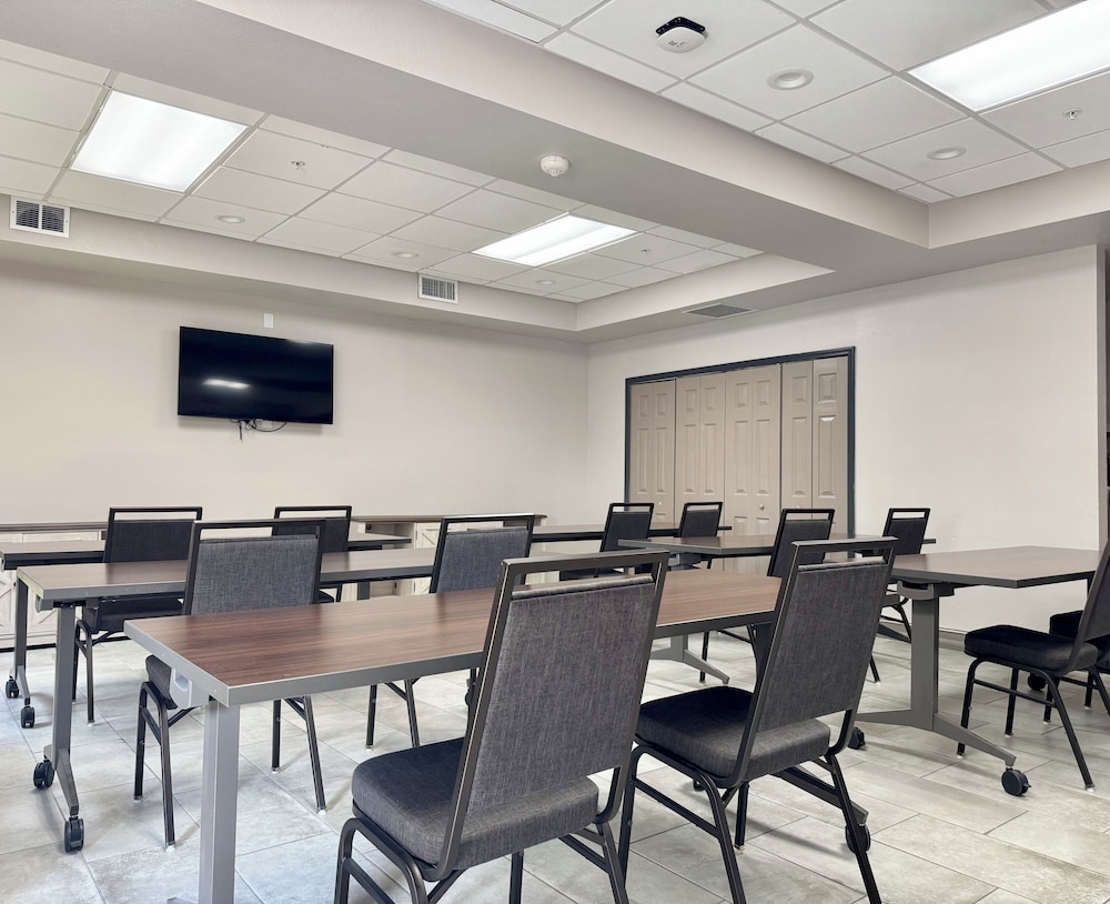 Country Inn & Suites by Radisson, Port Charlotte, FL 28/30